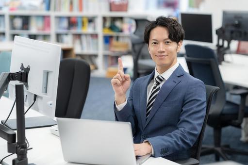 オフィスで仕事をする若いビジネスマン ビジネス,ビジネスマン,エンジニアの写真素材