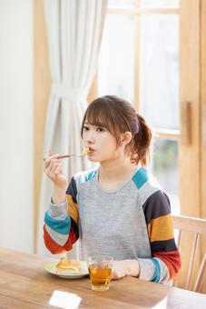 スイーツを食べる女性 スイーツを食べる女性 女性,人物,カフェの写真素材
