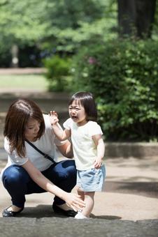 母親 育児 母親 育児 公園,女性,人物の写真素材