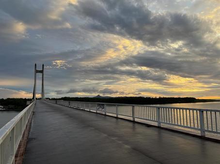 夏の夕暮れの橋 夏の夕暮れの橋 夏,雲,橋の写真素材