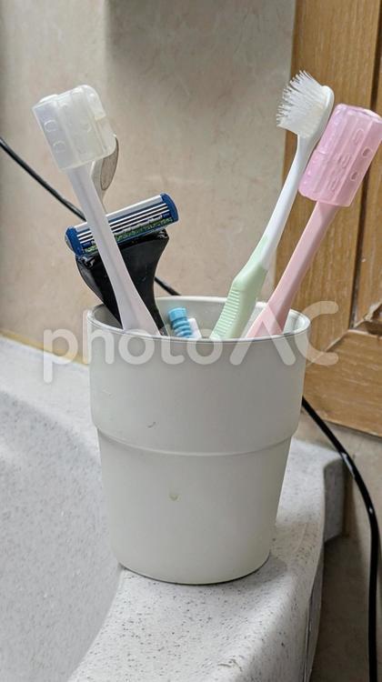 歯ブラシとカミソリとコップ カミソリ,髭剃り,歯ブラシの写真素材