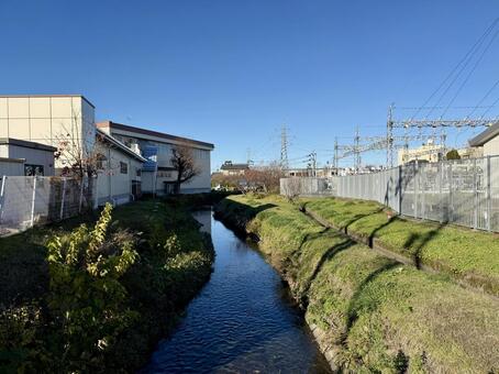 秋晴れの用水路　住宅街を流れる川 土塀,景色,福井県の写真素材