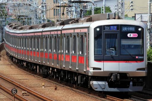 東急5050系カーブ進入 東急5050系カーブ進入の写真