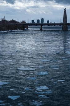 冬のモントリオール河岸線 モントリオール,川,氷の写真素材