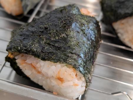 鮭おにぎり 鮭おにぎりの写真