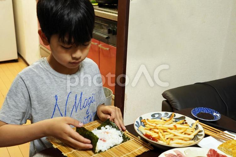 手巻き寿司の夕食のご飯を作る小学生の子供 ご飯,夕食,手巻き寿司の写真素材