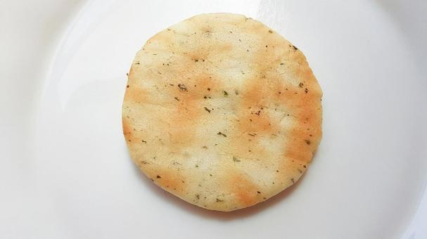 1 piece of soft rice cracker with salt and seaweed 2, JPG