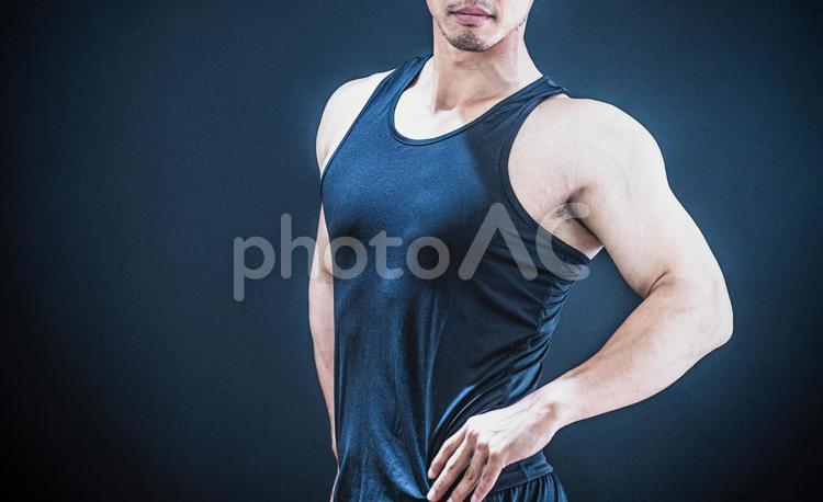 腕の筋肉を鍛える男性 筋肉,腕,マッチョの写真素材