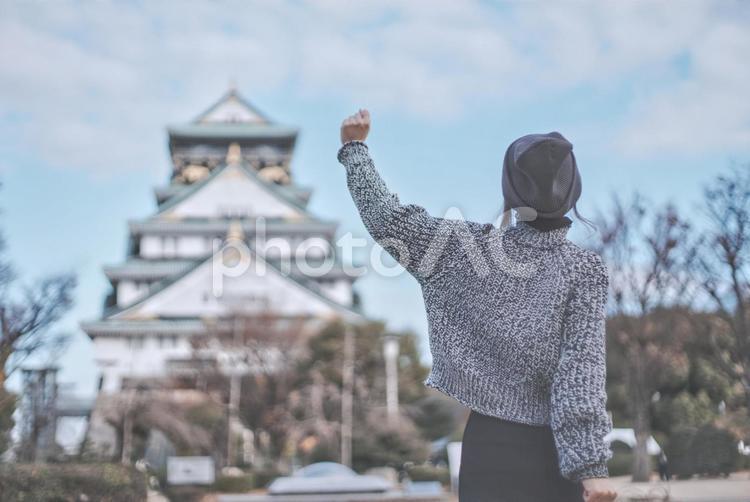大阪城と喜ぶ女性旅行者の後ろ姿 大阪城,城,人物の写真素材