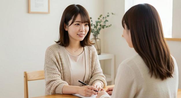 笑顔の若い女性 会話している 優しい 笑顔の若い女性 会話している 優しいの写真