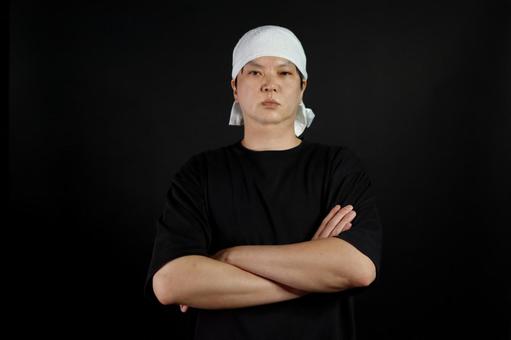 腕組みした白手ぬぐいの男性 腕組みした白手ぬぐいの男性の写真