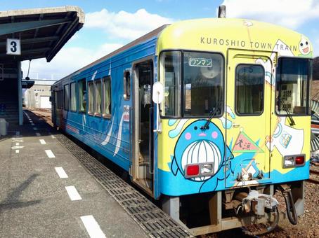 中村駅に停車中の電車 土佐くろしお鉄道,ローカル線,高知の写真素材