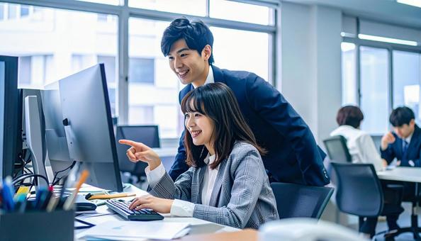 パソコンを見ながら打ち合わせをする社員 パソコンを見ながら打ち合わせをする社員の写真