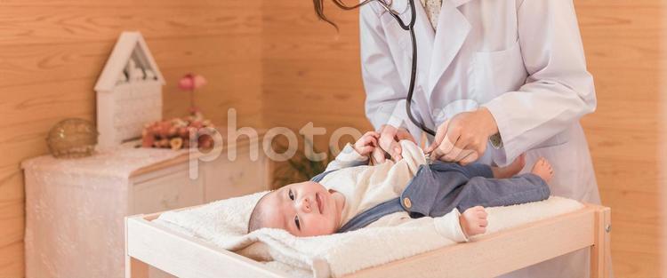 赤ちゃんをあやす医者・医師・女医 赤ちゃん,医者,健診の写真素材