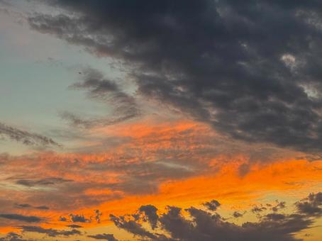 燃えるようなオレンジの雲 空,自然,風景の写真素材