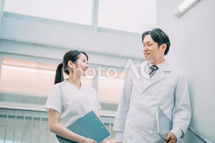 病院で働く医者と看護師 医者,看護師,病院の写真素材