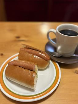 休日のブランチ 02 ホットドッグ,ウィンナー,パンの写真素材