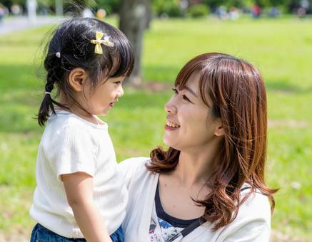 見つめ合う母と子 見つめ合う母と子の写真