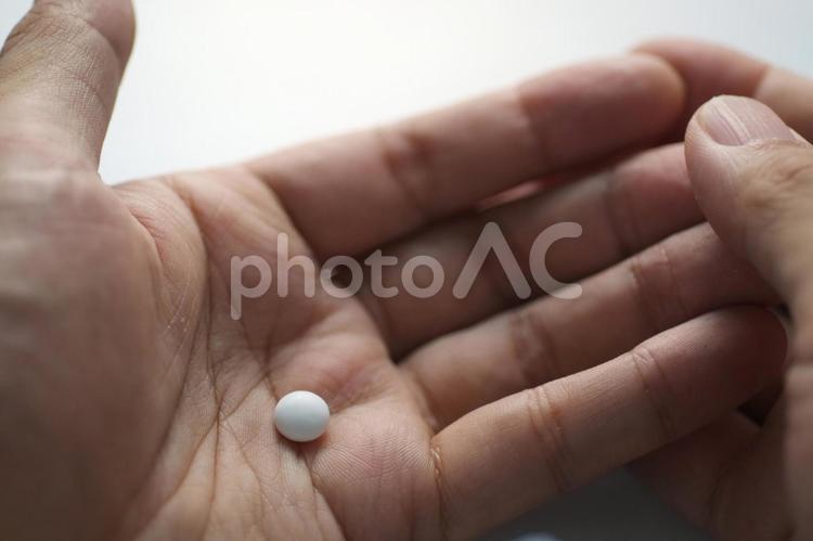 手にとった錠剤 薬,錠剤,手の写真素材