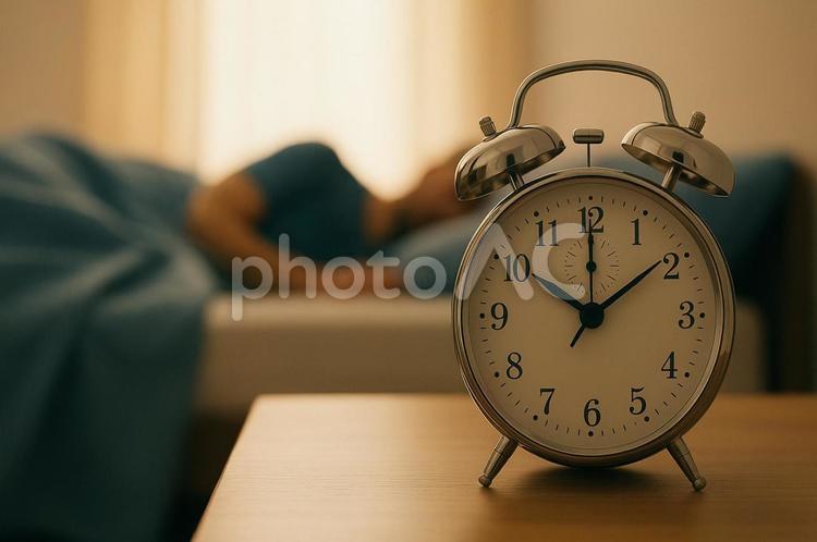 目覚まし時計と寝ている男性 目覚まし時計,睡眠,男性の写真素材