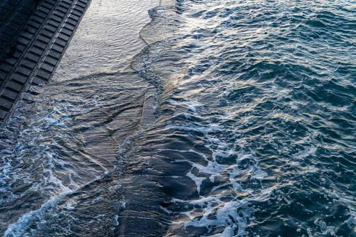 護岸に打ち寄せる波 海,波,水の写真素材