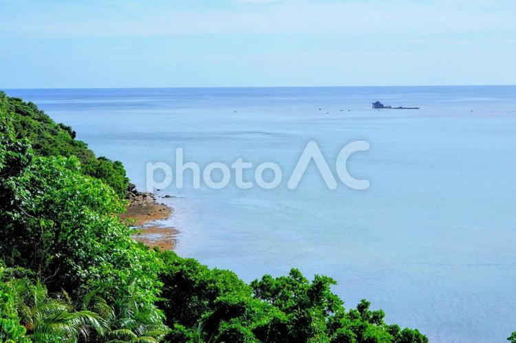 沖縄・西表島沿岸の座礁船「鉄栄丸」 西表島,船,座礁の写真素材