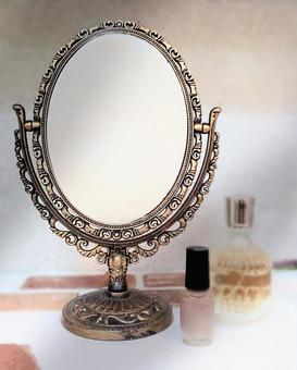 アンティークなスタンドミラー ミラー,スタンドミラー,鏡の写真素材