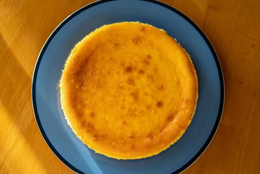 焼きたて黄金色のチーズケーキ チーズケーキ,ケーキ,スイーツの写真素材