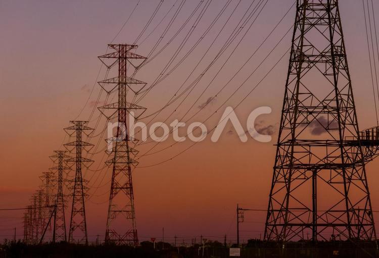 暮れゆく冬の空と鉄塔 夕空,夕方,冬の写真素材
