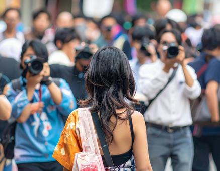 撮影に応じる女性の後ろ姿 撮影に応じる女性の後ろ姿 後ろ姿,女性,背中の写真素材