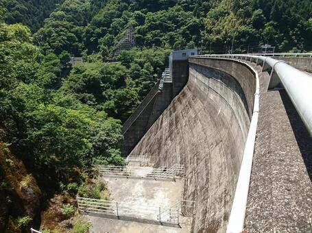 山間部に建つアーチ式ダム ダム,アーチ式ダム,堤体の写真素材