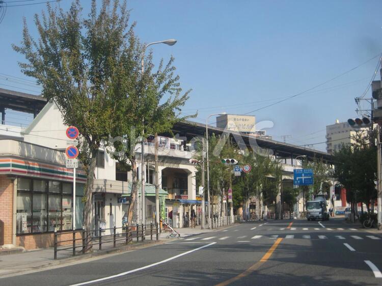 野田駅 コンビニ,並木,大阪の写真素材