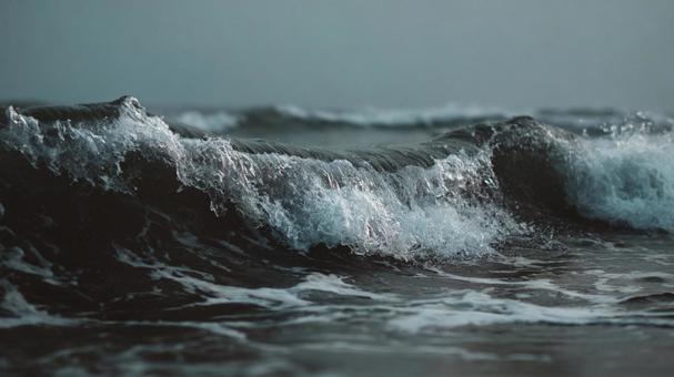 力強い自然の迫力、荒れる海の波 力強い自然の迫力、荒れる海の波の写真