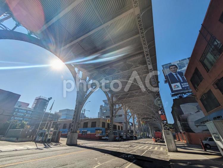 高架下の道路と道路沿いの街並み アメリカ,ニューヨーク,nyの写真素材