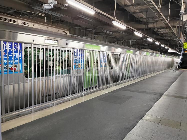 電車 乗り物,鉄道,ホームの写真素材
