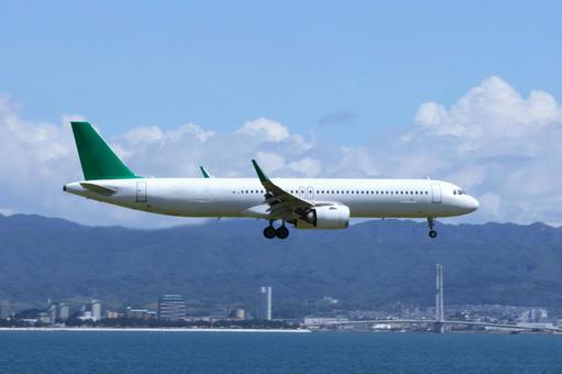 関空(泉佐野市)近くを飛ぶ飛行機 関空(泉佐野市)近くを飛ぶ飛行機 の写真