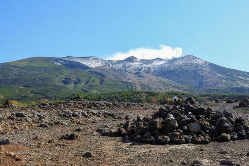 10月秋の雪化粧した十勝岳と望岳台 10月秋の雪化粧した十勝岳と望岳台 十勝岳,望岳台,大雪山の写真素材