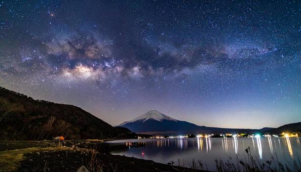 山の上の天の川と湖 山の上の天の川と湖の写真