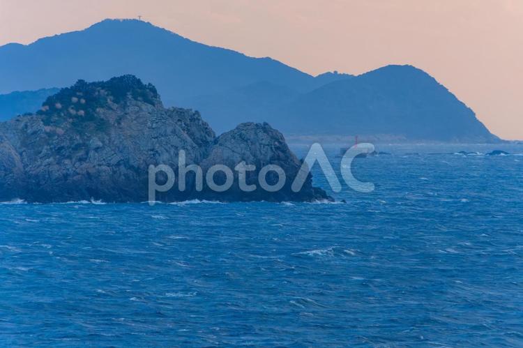 海越しに見る山々のシルエット 海,山,島の写真素材
