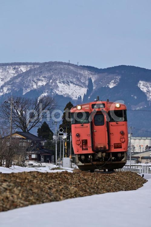 	冬の北陸を走るキハ城端線 鉄道,雪,ローカル線の写真素材