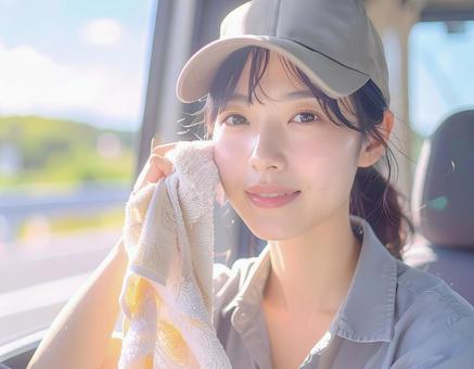女性ドライバー 休憩中 女性ドライバー 休憩中の写真