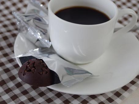 クランチチョコ お菓子 チョコレート クランチチョコ お菓子 チョコレート クランチチョコ,お菓子,チョコレートの写真素材