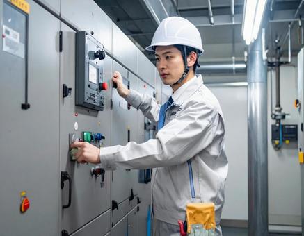 設備を操作・点検する男性作業員のイメージの写真