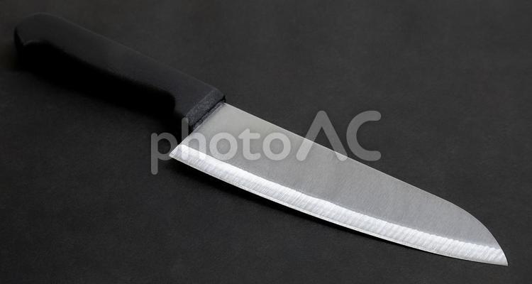 黒い背景に刃が手前の包丁が置いてある画像 料理,包丁,刃の写真素材