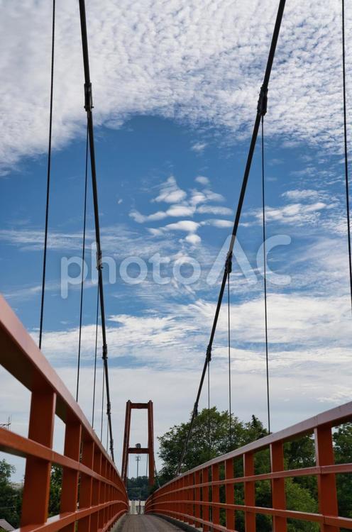 赤いつり橋と夏のウロコ雲 つり橋,赤い,空ウロコ雲の写真素材