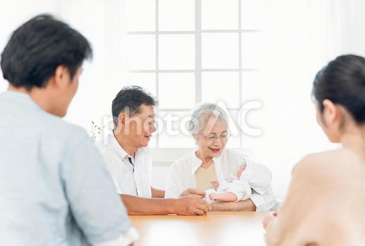 赤ちゃんを抱いた家族（夫婦・里帰り出産） 孫,家族,出産の写真素材