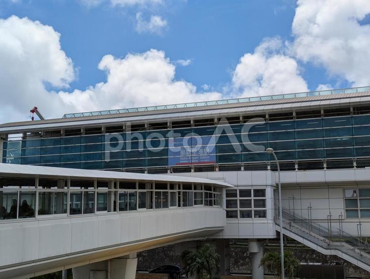 沖縄県那覇市　ゆいレール　那覇空港駅 沖縄県,那覇市,ゆいレールの写真素材