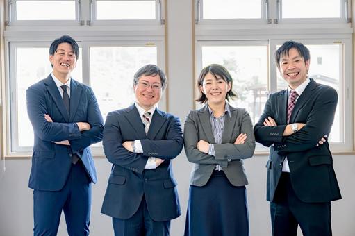 腕組みするビジネスチーム 腕組みするビジネスチーム ビジネス,ビジネスマン,男性の写真素材