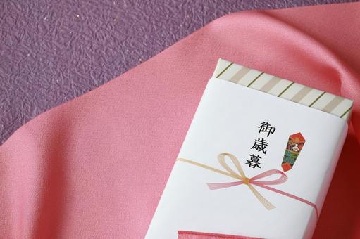 紫の和紙に置いた桃色の風呂敷とお歳暮の箱 紫の和紙に置いた桃色の風呂敷とお歳暮の箱 お歳暮,御歳暮,風呂敷の写真素材