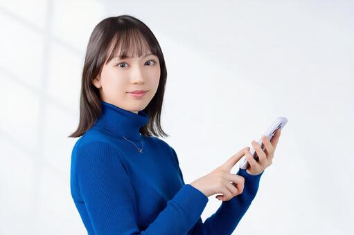 スマホを持つ女性・ビジネスウーマン 女性,人物,スマホの写真素材